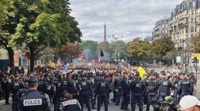 В Париже протест против COVID-паспортов перерос в столкновения - ru.slovoidilo.ua - Франция - Украина - Париж