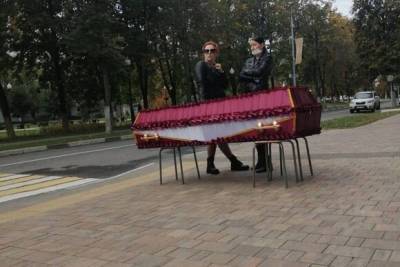 Власти Балашихи помогли захоронить женщину, гроб с которой привезли к администрации - yur-gazeta.ru