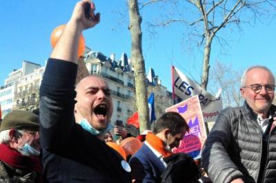Участники акции против санитарных пропусков устроили погром в Париже - aif.ru - Париж
