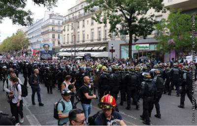 На улицы Франции вышло около 121 тыс. противников "санитарных паспортов" - interfax.ru - Москва - Франция - Париж