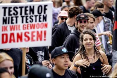 Акция в Нидерландах против запрета фестивалей в пандемию собрала десятки тысяч - unn.com.ua - Украина - Гаага - Киев - Голландия - Амстердам