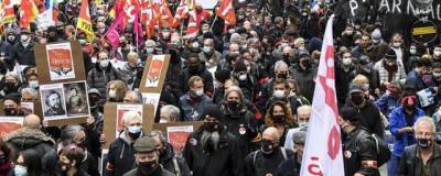 В Париже прошли задержания во время акций против санитарных пропусков - runews24.ru - Франция - Париж