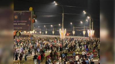 Салют в День города собрал тысячи воронежцев вопреки ковидным ограничениям - vestivrn.ru - Воронеж