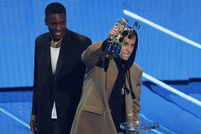 Джастин Бибер - Хейли Болдуин - Джастин Бибер победил в категории «исполнитель года» премии MTV - lenta.ru - Канада