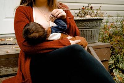 Минздрав не советует кормящим матерям делать прививку от COVID-19 - abnews.ru - Россия