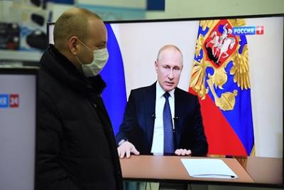Владимир Путин - Путин заявил о необходимости уйти на самоизоляцию в связи с COVID-19 в окружении - lenta.ru - Россия