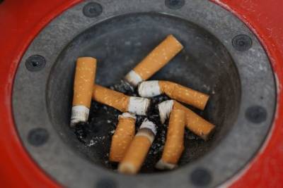 Британец рассказал об ощущении запаха сигарет после COVID-19 - mk.ru - Англия