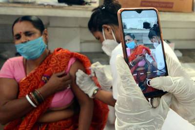 Нарендры Моди - В Индии в честь дня рождения премьера за сутки вакцинировали 22 миллиона человек - lenta.ru - Индия