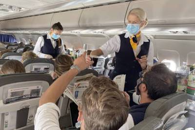 Стюардесса назвала самые раздражающие действия пассажиров самолета - lenta.ru - Сша