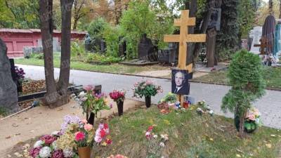 Василий Лановой - Стало известно, как выглядит могила Ланового спустя 7 месяцев после похорон - 5-tv.ru - Ссср