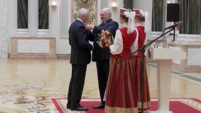 Александр Лукашенко - Лукашенко вручил ордена и медали в преддверии Дня народного единства - mir24.tv - Белоруссия
