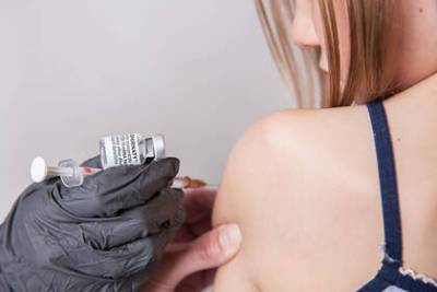 В Британии подростков вакцинируют в школах без разрешения родителей - lenta.ru - Англия