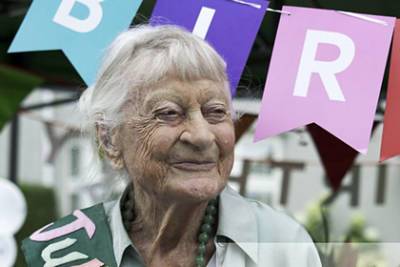100-летняя женщина назвала виски, бананы и борьбу с фашизмом секретом долголетия - lenta.ru - Лондон