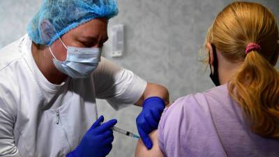 «Заметно увеличит число вакцинированных»: в России предложили узаконить три выходных после прививок от COVID-19 - russian.rt.com - Россия