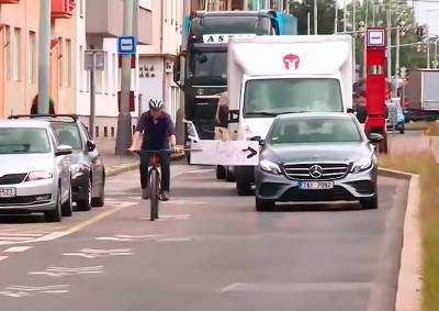 В Праге репортер испытывал новое правило безопасного обгона велосипедистов. Его сбил автобус - vinegret.cz - Прага - Чехия