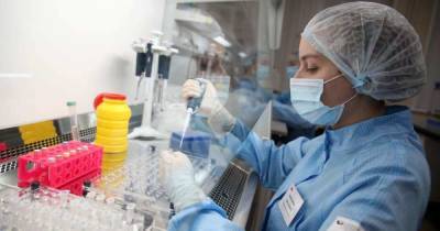 Ученые выяснили, как COVID обманывает иммунитет под видом белка - ren.tv - Россия