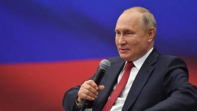 Владимир Путин - Путин сообщил о переходе на самоизоляцию из-за коронавируса в его окружении - vm.ru - Россия