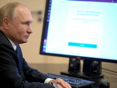 Владимир Путин - Михаил Мишустин - Кремль показал, как Путин онлайн голосовал на выборах в Госдуму. На видео он садится за стол и два раза щелкает по клавиатуре - gordonua.com - Россия - Украина