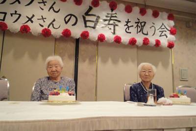 107-летние сестры признаны самыми старыми близнецами в мире - lenta.ru - Япония
