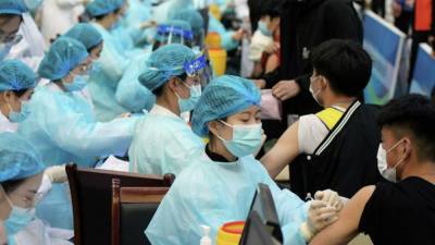 В Китае полный курс вакцинации от COVID-19 прошли более миллиарда человек - cryptos.tv - Китай