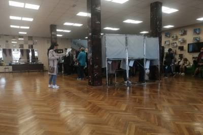 В Оренбурге в первый день выборов люди толпились на участках - oren.mk.ru - Оренбург