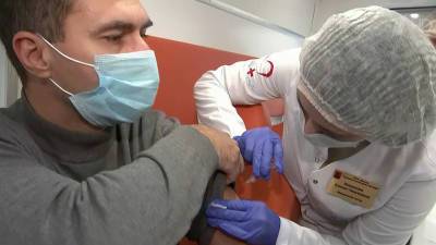 Врачи призывают привиться от гриппа и коронавируса в связи с периодом сезонных инфекций - 1tv.ru - Россия