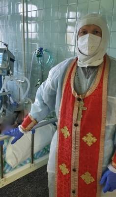 Сыктывкарский священник причастил в «красной зоне» пациентку с коронавирусом - bnkomi.ru - Сыктывкар