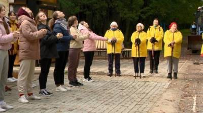 На Олимпийской аллее собрались любители скандинавской ходьбы - penzainform.ru