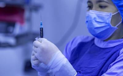 «Коммерсантъ»: Приостановлен выпуск одной из вакцин от COVID-19 - ivbg.ru - Россия - Украина