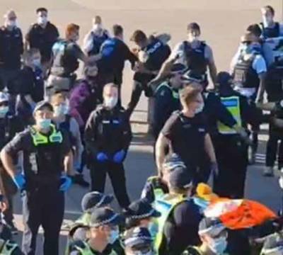 Мельбурн стал зоной боевых действий: полиция ведет огонь по протестующим - free-news.su - Австралия - Сидней - Мельбурн