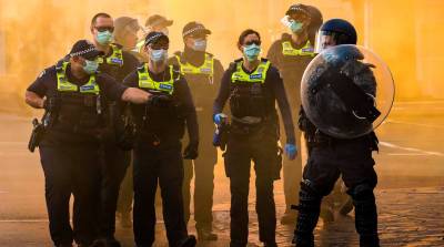 В Мельбурне полиция обстреляла протестующих против ковидных ограничений резиновыми пулями - belta.by - Белоруссия - Минск - Австралия - Мельбурн