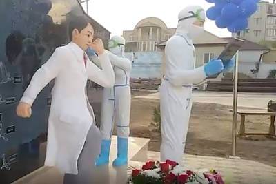 Магомед Магомедов - Дагестанские ученые установили монумент в честь борющихся с COVID-19 врачей - lenta.ru - Махачкала