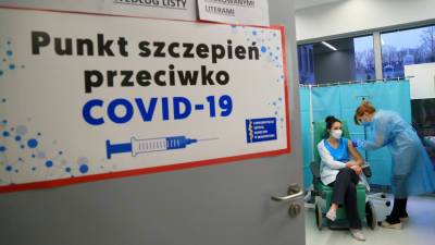 Вальдемар Краска - В Польше началась регистрация медиков и лиц старше 50 лет на третью дозу вакцины от COVID-19 - russian.rt.com - Польша