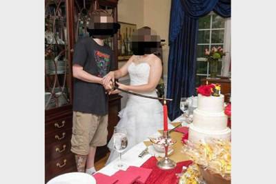 Жениха высмеяли в сети из-за его наряда на свадьбе - lenta.ru