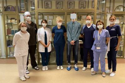 Петербургские медики спасли заболевшего коронавирусом во время комы студента - abnews.ru