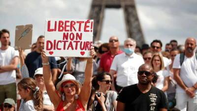 Жители Парижа вышли на акцию против введения санитарных пропусков - news-front.info - Франция - Париж