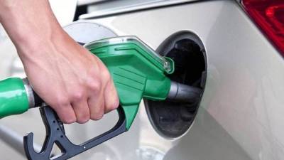 Британские автомобилисты закупают бензин впрок из-за слухов о нехватке топлива в стране - runews24.ru - Англия