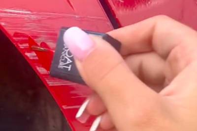 Девушка показала неожиданный способ скрыть царапину на машине и прославилась - lenta.ru