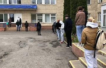 Очередь для пациентов с температурой возле поликлиники в Новополоцке растянулась на улицу - charter97.org - Белоруссия
