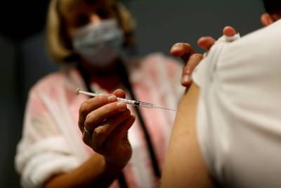 Во Франции около 260 человек получили просроченную вакцину от COVID-19 - lenta.ru - Франция