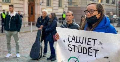 ФОТО: студенты на пикете просят разрешить учиться без Covid-19 сертификатов - rus.delfi.lv - Латвия