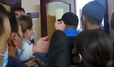 В офисе миграционного контроля на Харьковской в Тюмени негодует толпа - nashgorod.ru - Тюмень