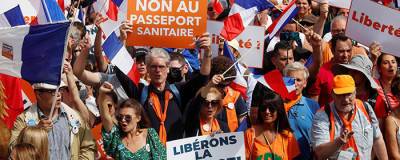 Более 140 тысяч протестующих против санитарных пропусков вышли на улицы Франции - runews24.ru - Франция - Париж
