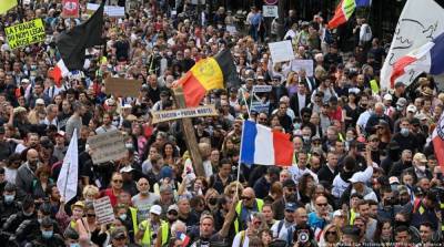 Во Франции люди продолжают протестовать против санитарных пропусков - ru.slovoidilo.ua - Франция - Украина - Париж