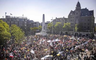 В Амстердаме прошел большой протест коронаскептиков - korrespondent.net - Украина - Голландия - Амстердам