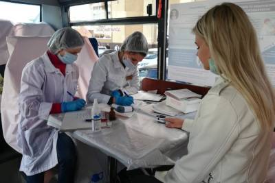 В Пензе в мобильном пункте сделали прививку от коронавируса 60 человек - mk.ru - Пенза