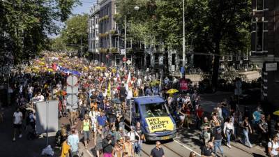 Тысячи человек вышли в Амстердаме на акцию протеста против коронавирусных мер - obzor.lt - Германия - Голландия - Амстердам