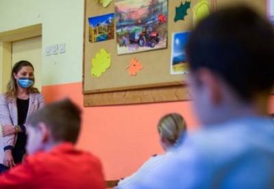 Щитки для педагогов, условия самоизоляции и проветривание классов: правила работы школ при карантине - facenews.ua - Украина