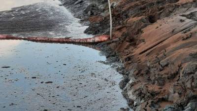 В Югре произошла утечка из нефтепровода – пострадала река и береговая линия - newdaynews.ru - округ Югра - Пресс-Служба