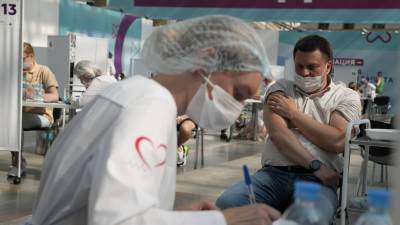 Александр Горелов - Эпидемиолог Горелов назвал необходимый интервал между прививками от гриппа и COVID-19 - russian.rt.com